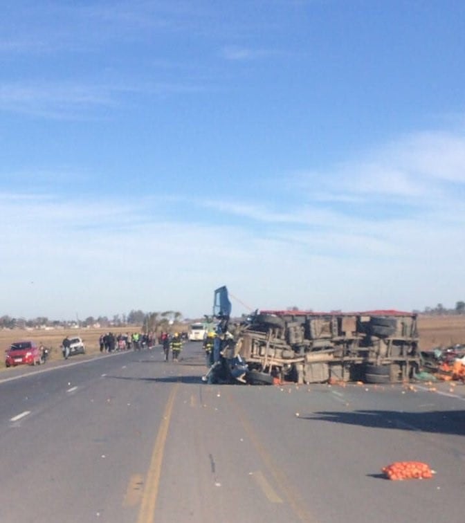 Choque cerca del cruce de las rutas A012 y 33 en Pérez. (@leodelga2)