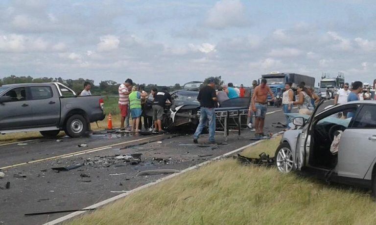 Choque frontal con saldo fatal en el puente Rosario-Victoria. (@LQESPERABAS)