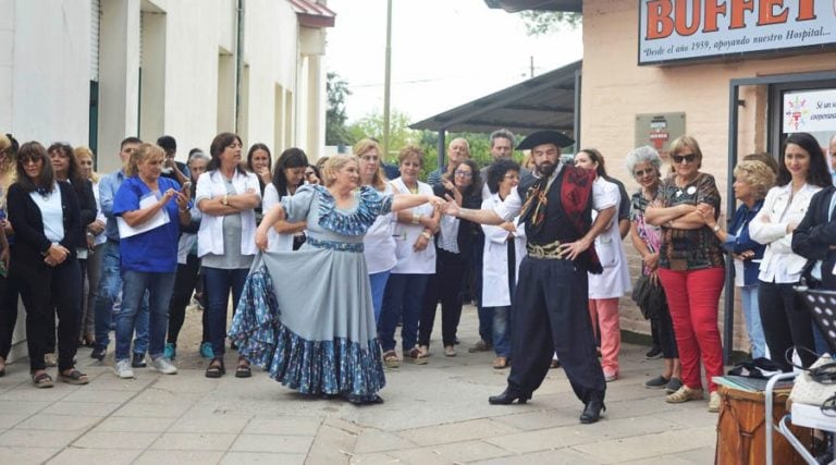 Hubo un espectáculo de danzas frente al buffet (Vía Santa Rosa)