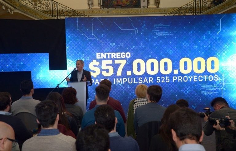 Schiaretti entregó los aportes a estudiantes universitarios que desarrollan proyectos innovadores o de base tecnológica. (Prensa Gobierno)