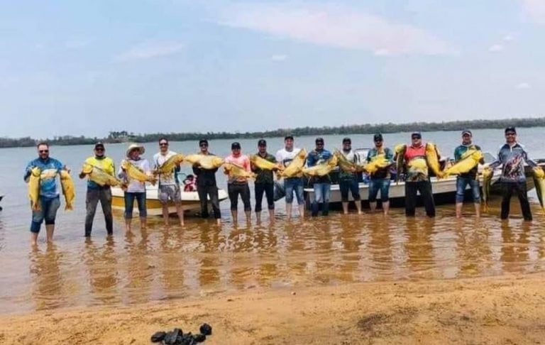 Pescadores "paraguayos" en el límite con nuestro país.