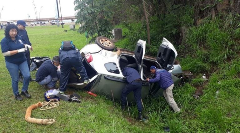 Una camioneta cayó al vacío en la Cascada de la Costanera. (Foto: Misiones Online)