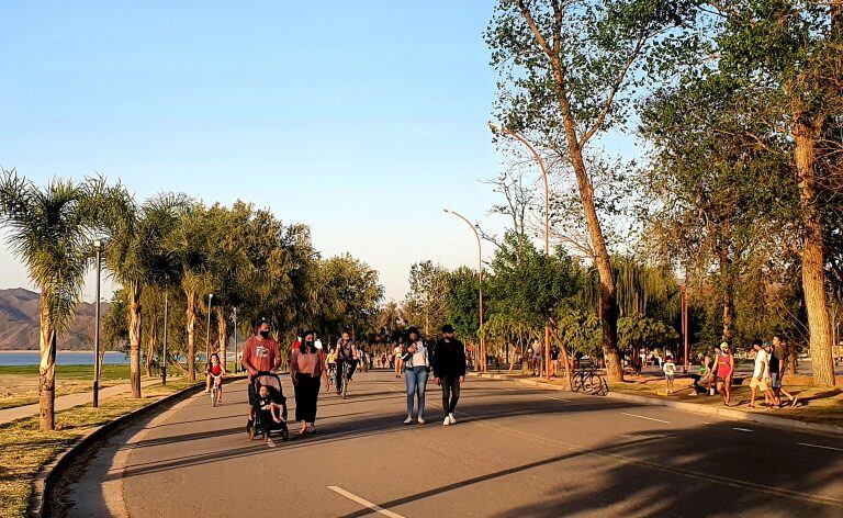 Costanera de Villa Carlos Paz, uno de los últimos fines de semana. (Foto: VíaCarlosPaz).