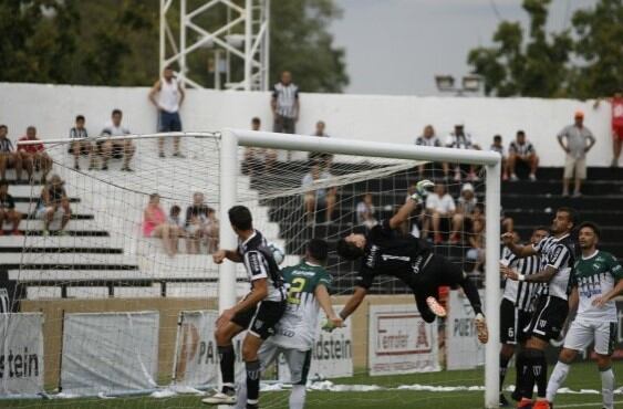 El balón pega en el segundo  palo y comienza ingresar al arco.