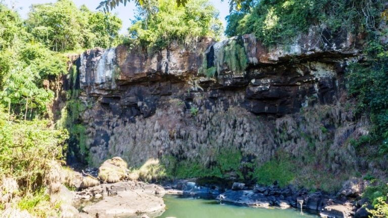 El algunos saltos la caída de agua es prácticamente nula.