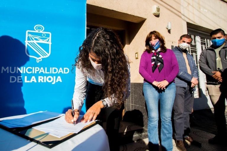 El Municipio continúa con la plantación de naranjos en el centro riojano