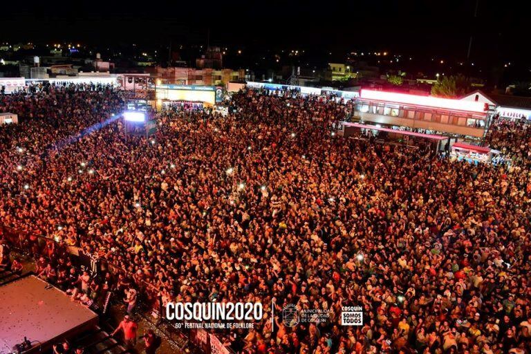 La Plaza Próspero Molina colmada de gente este lunes por la noche.