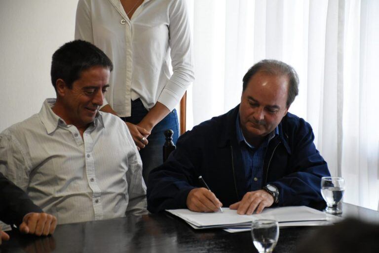 Oreste y Brian berta presentes en la firma del acuerdo.