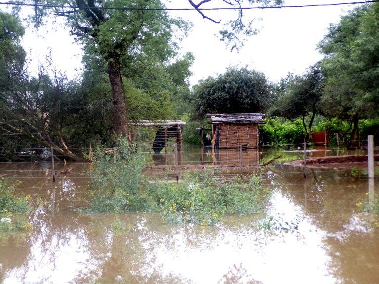 SAL108. SALTA (ARGENTINA), 05/02/2018. Fotografía cedida por la Cruz Roja Santa Victoria Este que muestra las inundaciones este domingo, 4 de febrero de 2018, en la provincia norteña de Salta (Argentina). El proceso de evacuación que afecta a miles de personas en Salta continuará con toda probabilidad una semana más debido a las fuertes lluvias que provocaron una crecida anormal del río Pilcomayo, informaron a Efe desde Cruz Roja. EFE/Cortesía Cruz Roja Santa Victoria Este/SOLO USO EDITORIAL/NO VENTAS