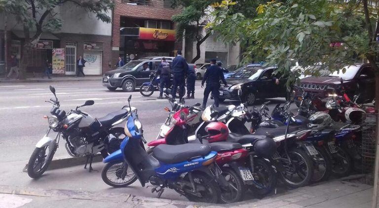 Los motochoros fueron detenidos en la avenida Chacabuco.