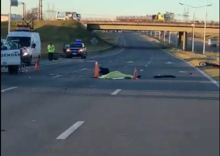 El accidente, en el que murió un motociclista, incluyó también a una bicicleta y una Ford Ranger. (LT8)