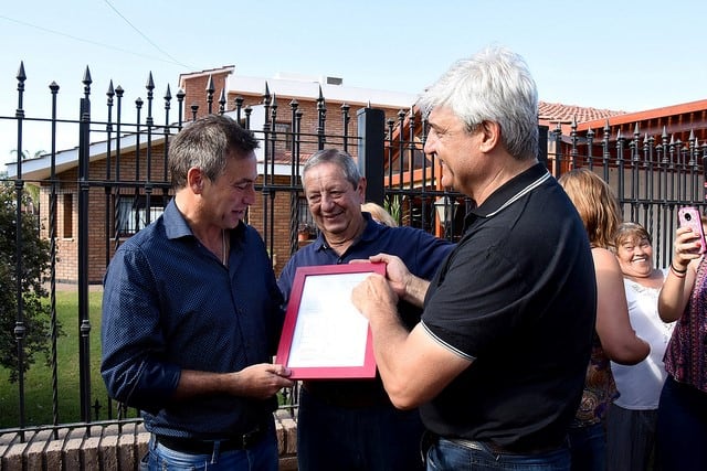 Mestre inaugurando obra de gas en Villa Lastenia.