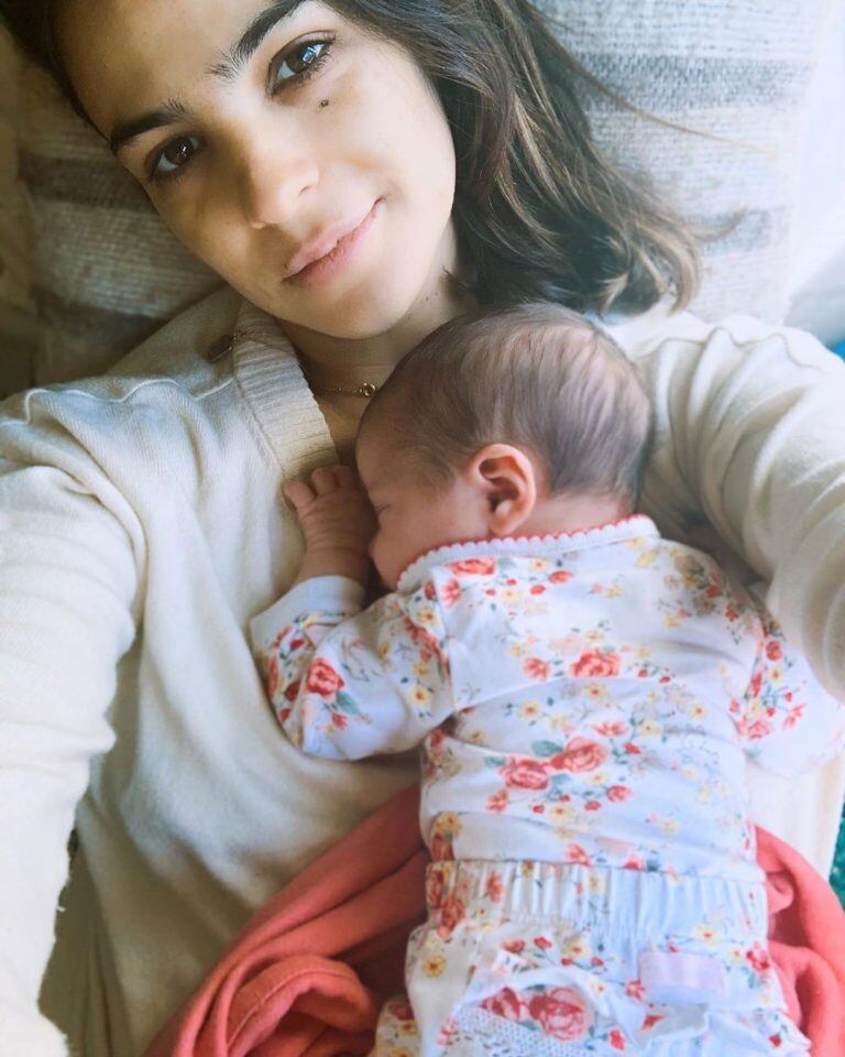 La tierna postal de Agustina Cherri con su hija Alba: "Todo el día así de feliz"