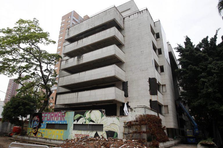 La fachada del edificio Mónaco, símbolo del poder y la ostentación del narcotraficante Pablo Escobar y situado en uno de los barrios acomodados de Medellín (EFE/Luis Eduardo Noriega A.)