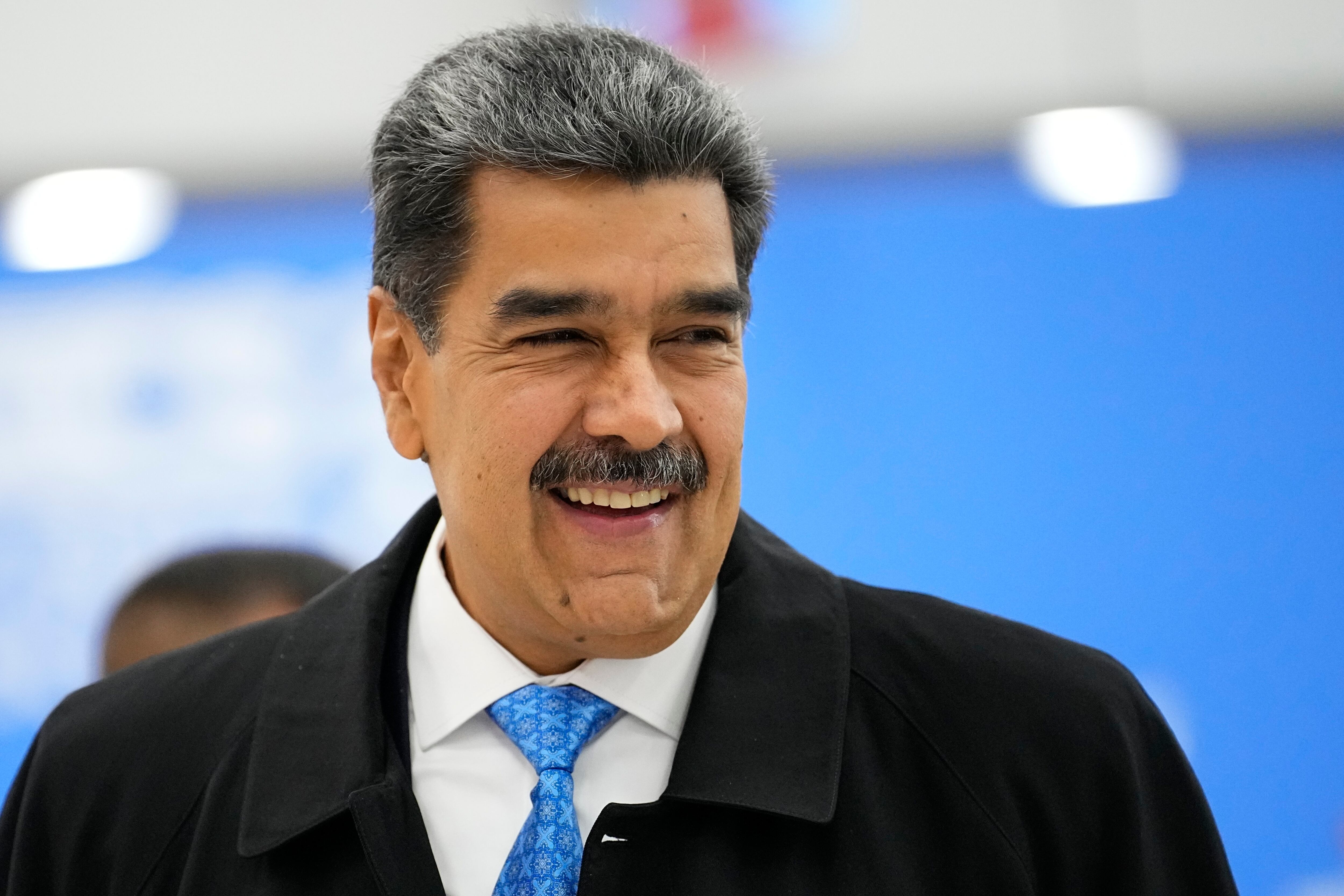 El presidente venezolano Nicolás Maduro sonríe a su llegada a la cumbre de los BRICS, el jueves 24 de octubre de 2024, en Kazán, Rusia. (AP Foto/Alexander Zemlianichenko, foto compartida)