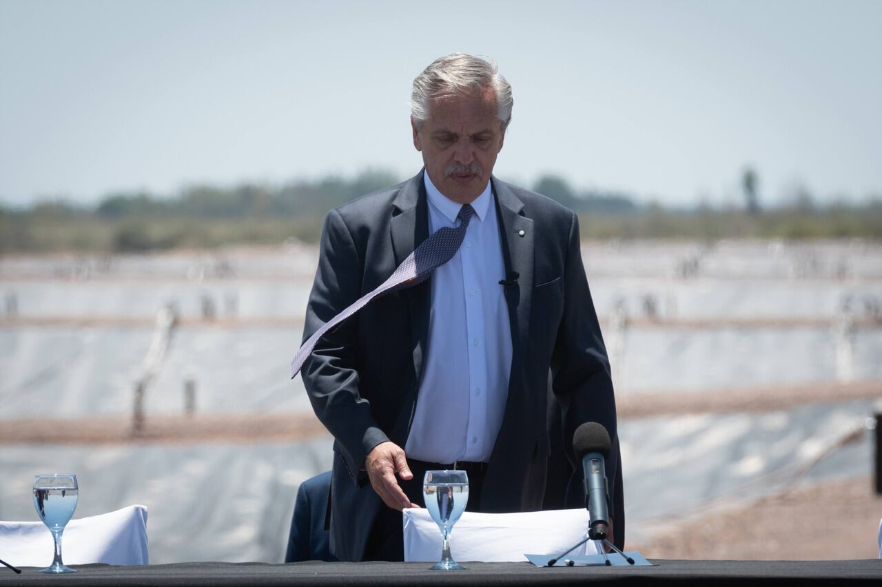 El presidente Alberto Fernández arribó este miércoles a Mendoza para inaugurar la ampliación de la Planta Depuradora de Líquidos Cloacales El Paramillo, en el departamento de Lavalle
Alberto Fernández en Mendoza. Estuvo junto al ministro de Obras Públicas, Gabriel Katopodis; el intendente de Lavalle, Roberto Righi; y el ministro de Infraestructura, Mario Isgró

Foto: Ignacio Blanco / Los Andes 