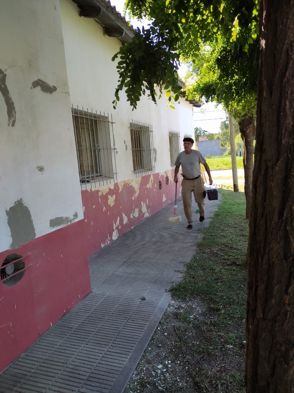 Juntaron dinero propio y pintaron su escuela