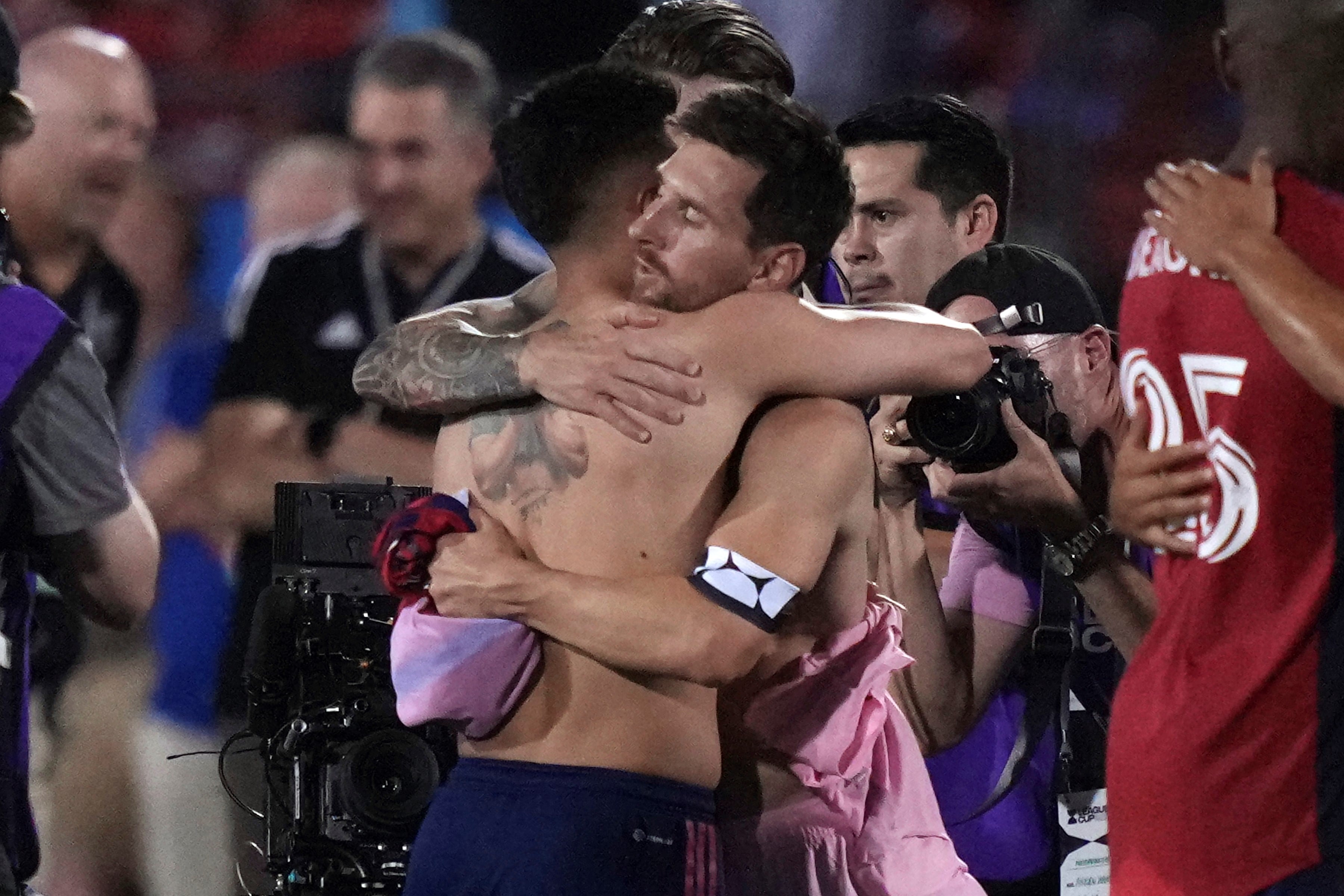 Alan Velasco y el abrazo del final del partido con Lionel Messi, y con la camiseta de la Pulga después de la victoria de Inter Miami sobre FC Dallas. (AP)