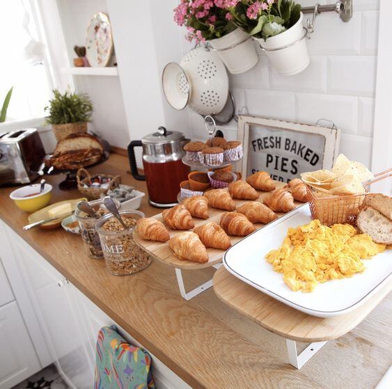 Un desayuno casero es una buena idea de regalos low cost para el día de la madre