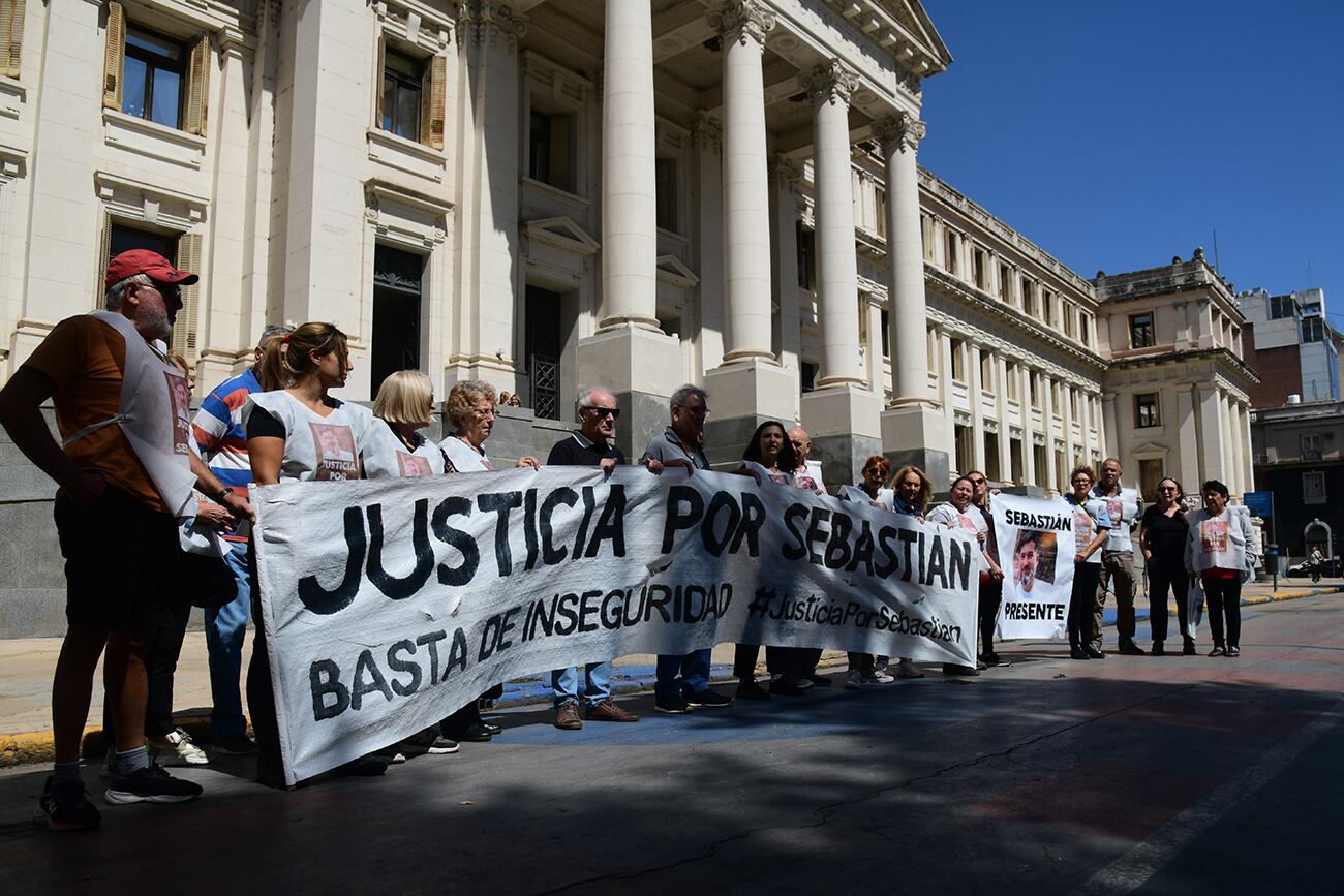 Marcha por reclamo de justicia por Sebastián Villarreal, el vecino asesinado hace un mes en Yofre Norte. (La Voz)