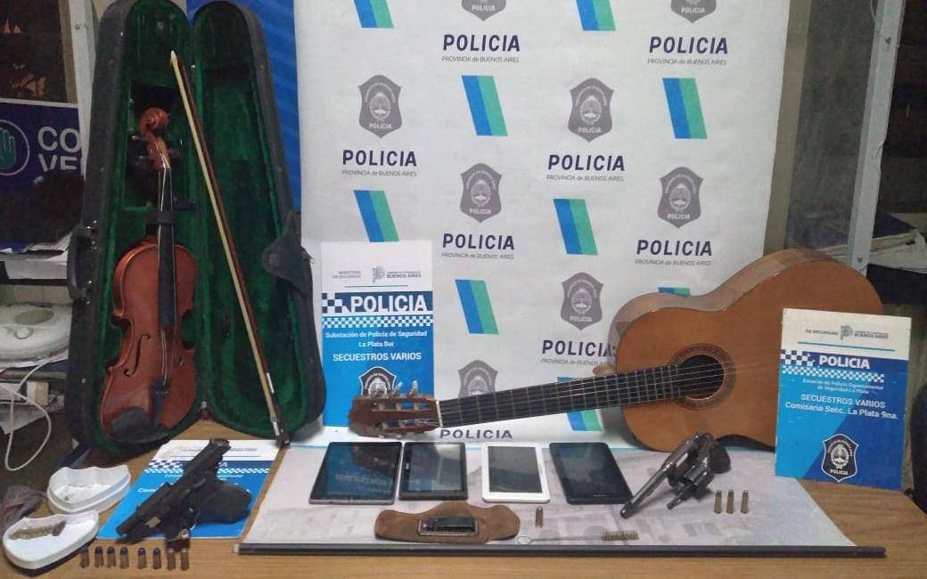 La policía encontró un auto, armas de fuego, tablets, una guitarra y un violín.