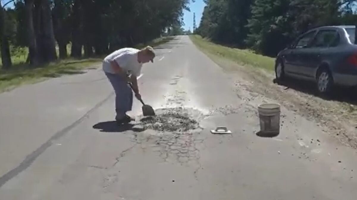 Puerto Yeruá: un vecino se cansó de los pozos y salió a la ruta a taparlos