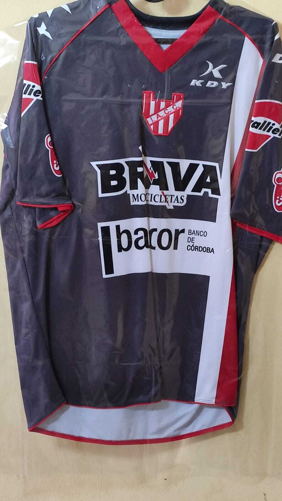 Camisetas de Instituto usadas por jugadores reconocidos que habrían sido robadas. Estafa