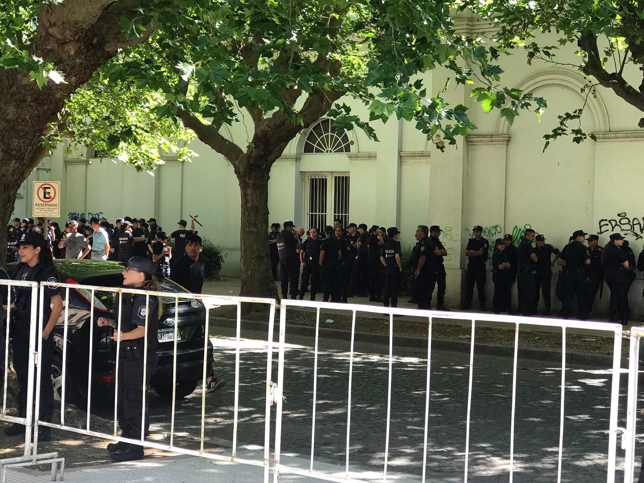 Nueva marcha frente al Municipio de Tandil