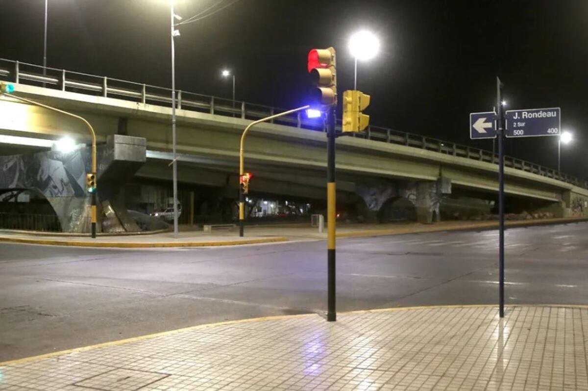 Violaron a una joven debajo de un puente en Mendoza: analizan videos viales para dar con el abusador