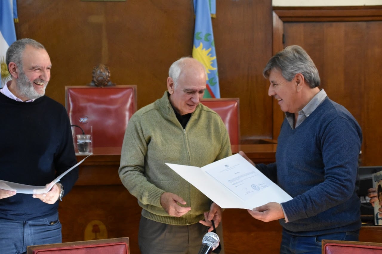 La obra del escritor y periodista Ezequiel Suárez recibió la distinción por parte del Honorable Concejo Deliberante de General Pueyrredon.