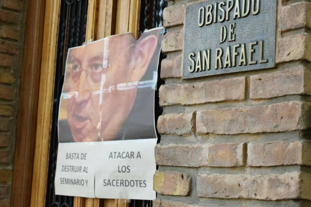 Fieles se manifestaron en contra del obispo Eduardo María Taussig. Foto   