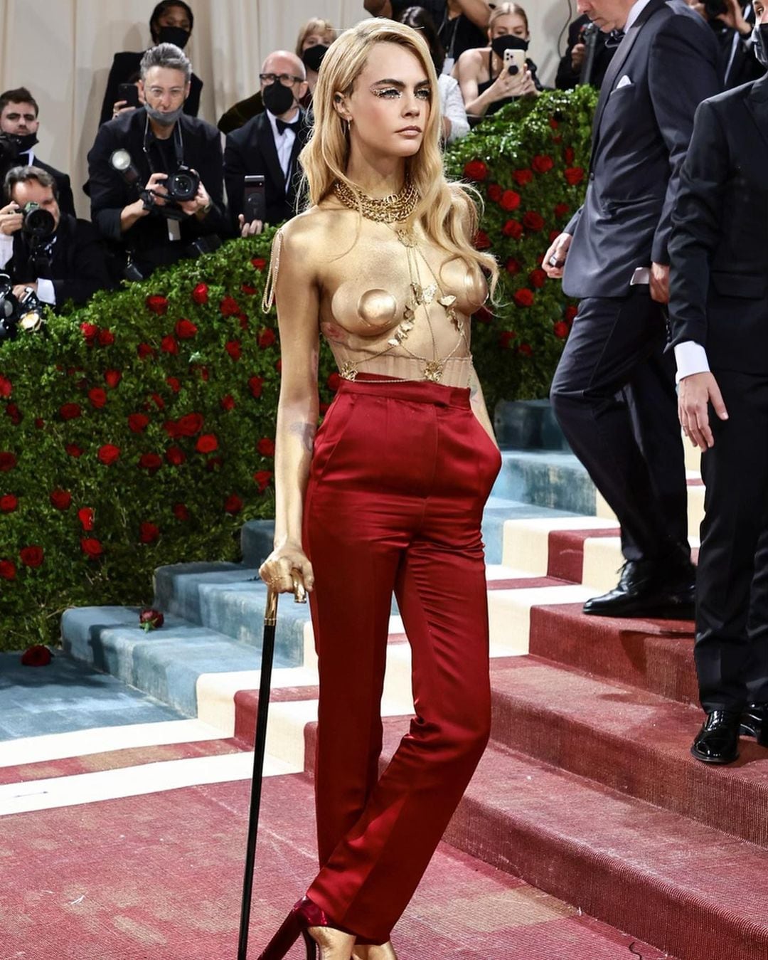 Cara Delevingne lució esta polémica tendencia con un traje sastrero rojo.