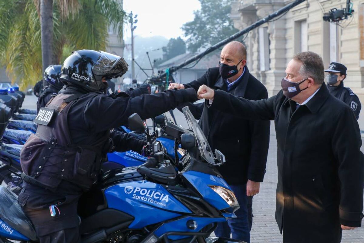 Omar Perotti licita el pavimento de un tramo de la ruta 13 y entrega 28 motos en la Jefatura