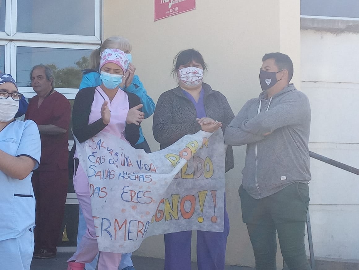 Personal de Enfermería del Hospital Pirovano de Tres Arroyos realizan retención de tareas y una protesta frente al nosocomio