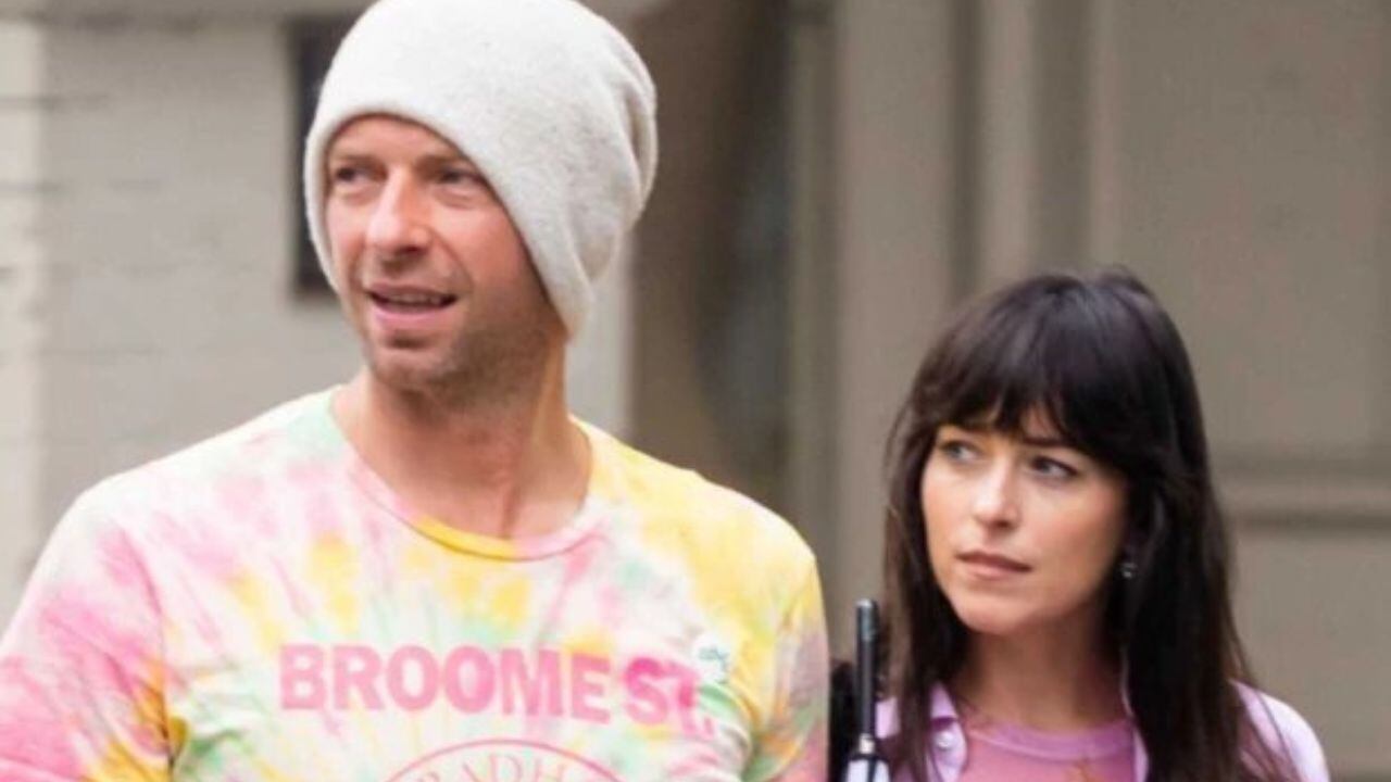 Chris Martin y Dakota Johnson se muestran enamorados.