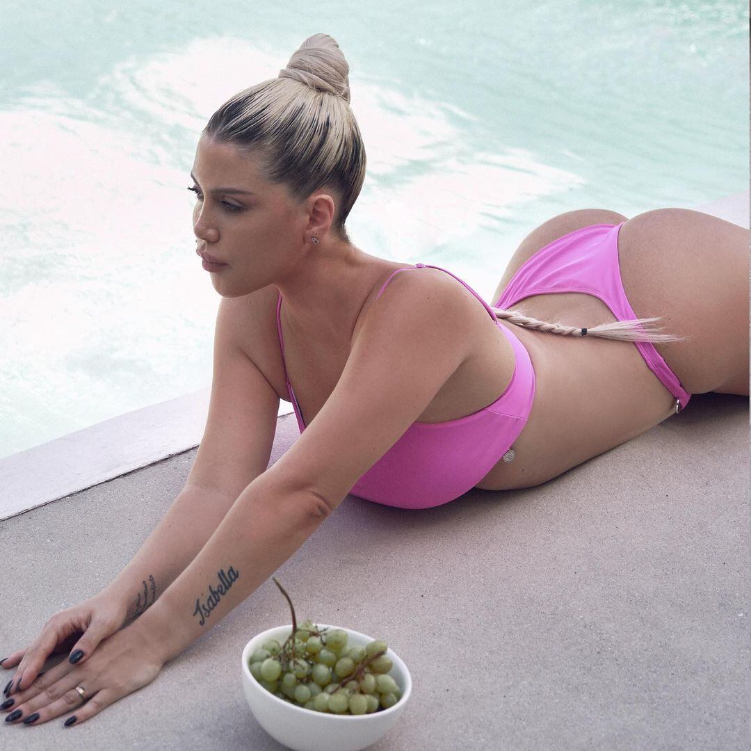 Wanda Nara luciendo la microbikini fucsia de su marca.