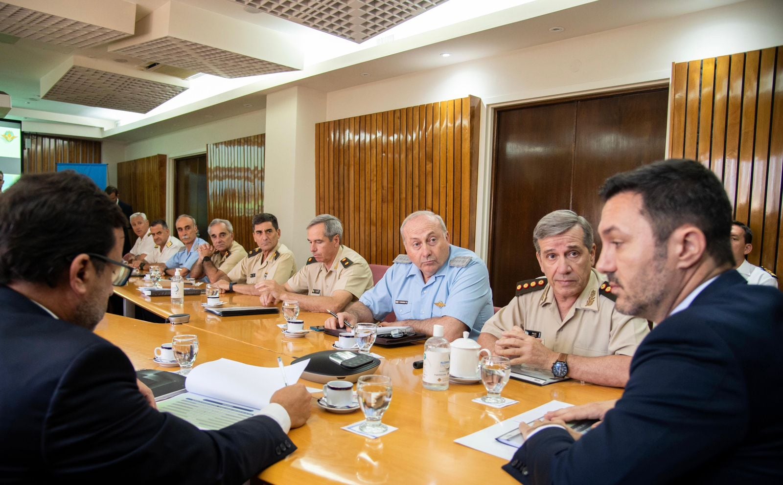 Luis Petri se reunió con las FFAA