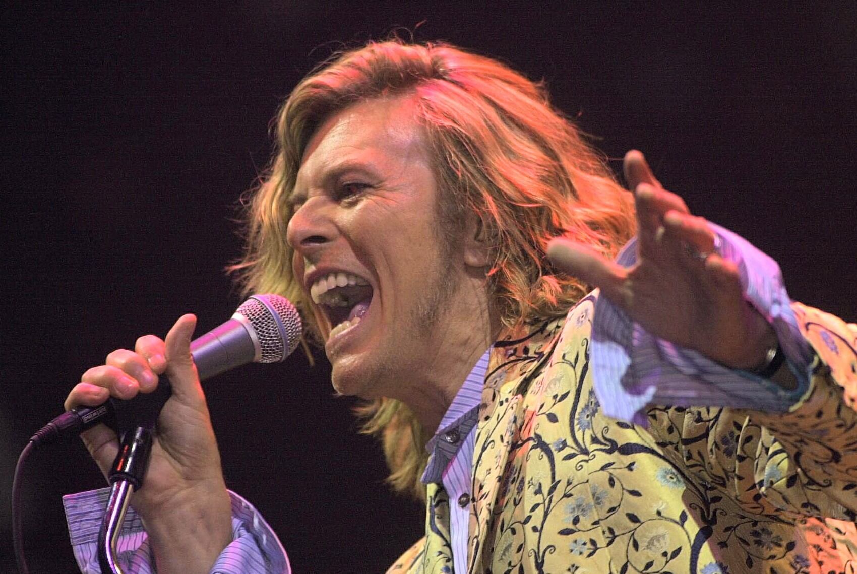 David Bowie en Glastonbury, show de 2000 que inspiró la grabación de "Toy". (AP)