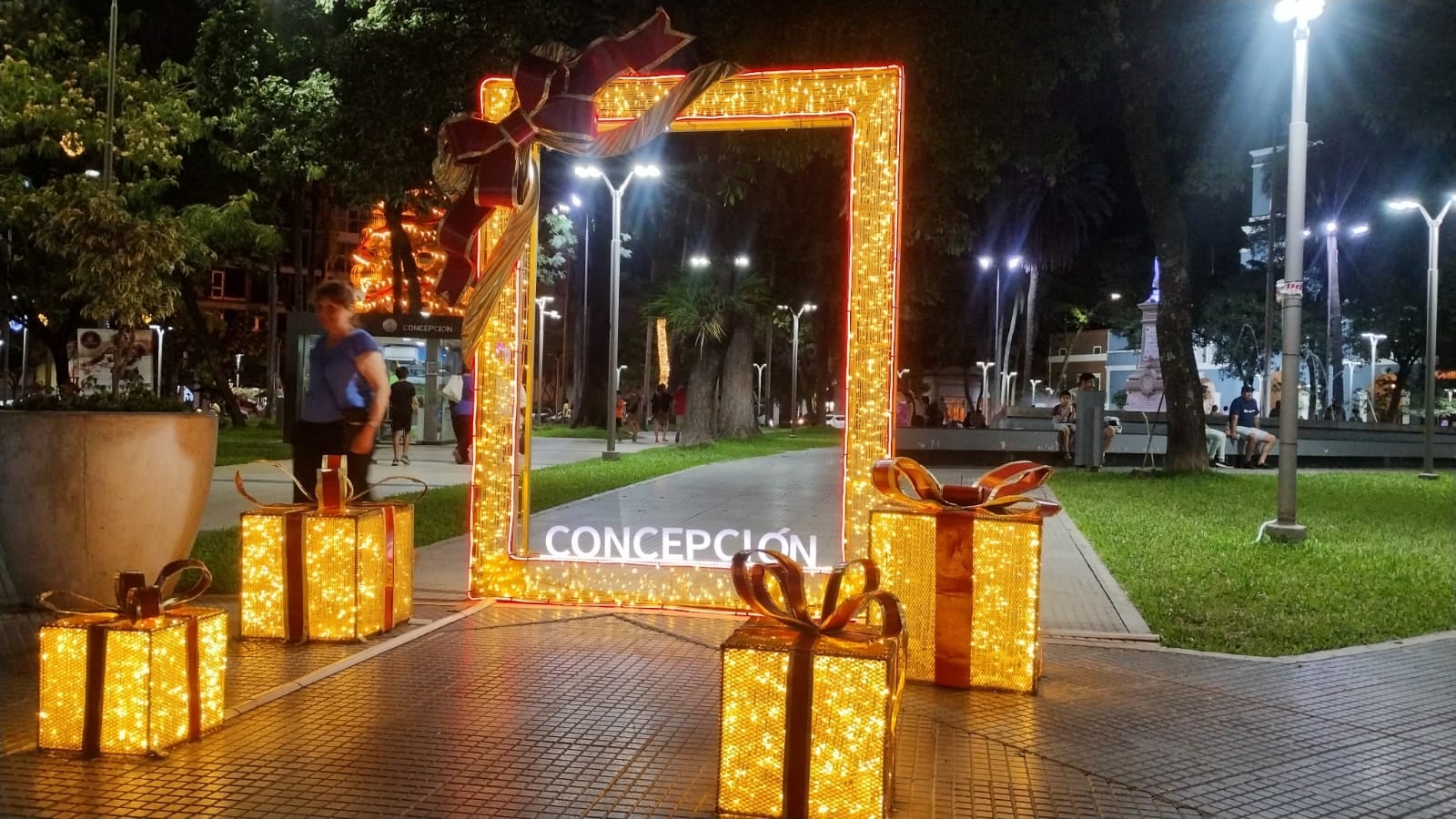 Las decoraciones navideñas en Plaza Mitre incluyeron sectores para sacarse fotos.