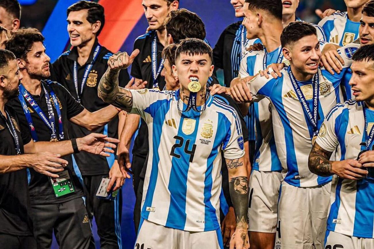 Enzo Fernández, volante de la selección, con la medalla de argentina en la coronación de la Copa América. (AP)