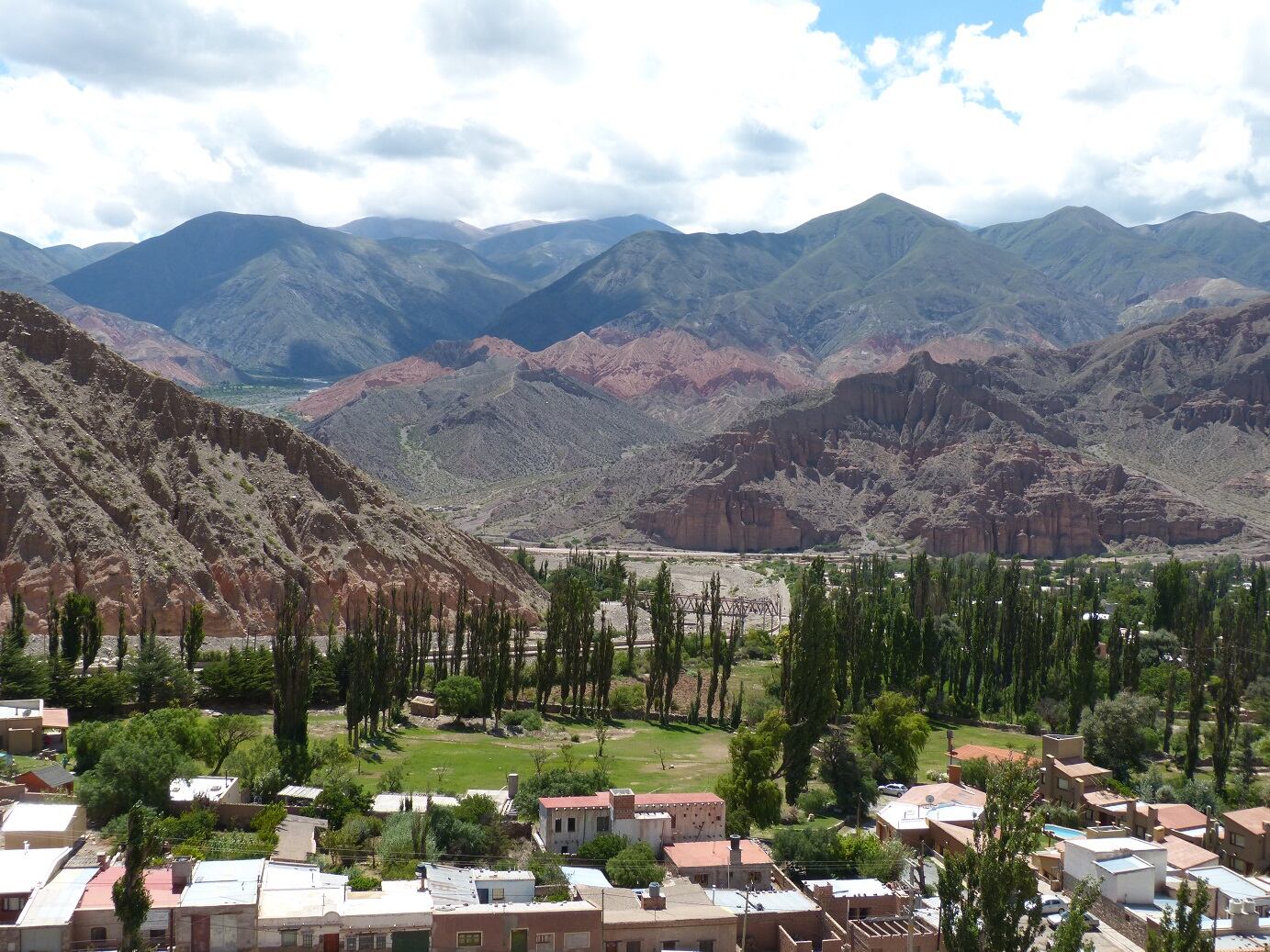 Estupenda vista que muestra parte del pueblo turístico de Tilcara y las coloridas montañas de la Quebrada de Humahuaca que lo rodean.