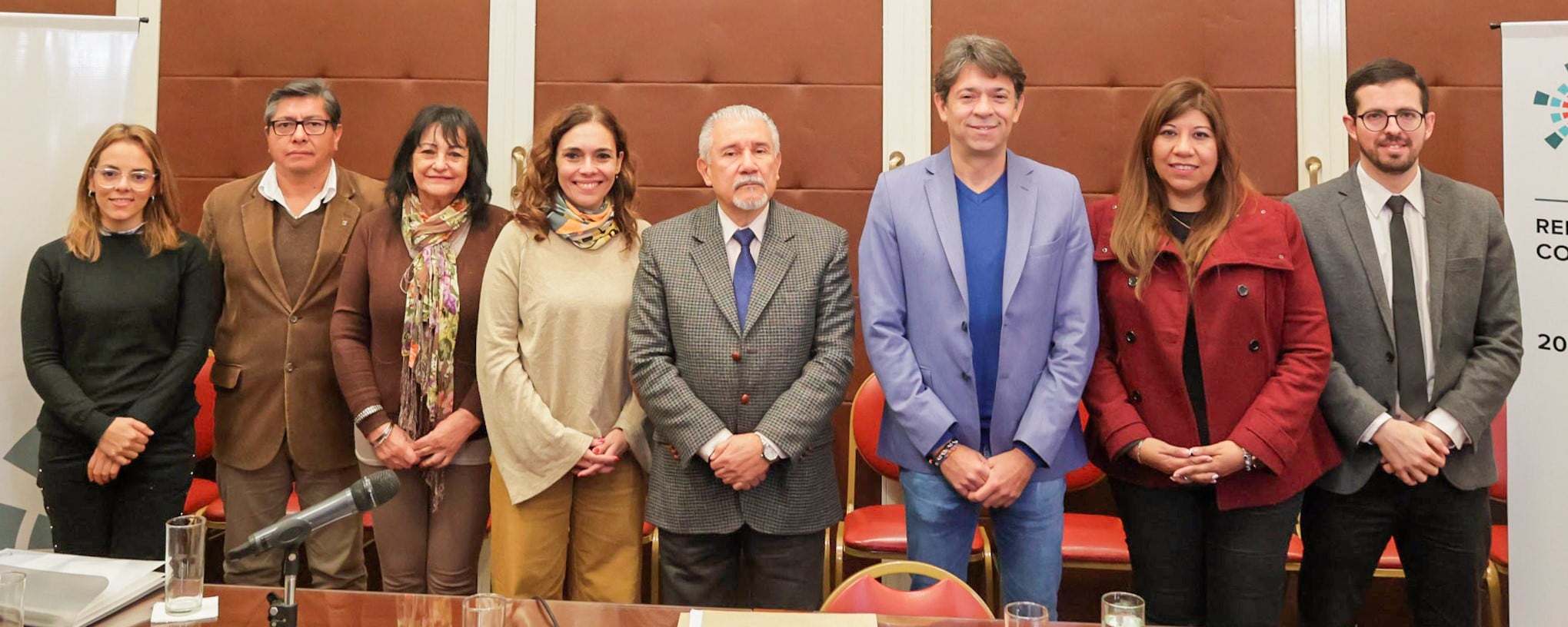 El exgobernador Walter Barrionuevo y el convencional Luciano Rivas, titular de la comisión de Poder Ejecutivo, Legislativo y Nuevos Organismos Constitucionales (ambos al centro), junto a integrantes de dicha comisión.