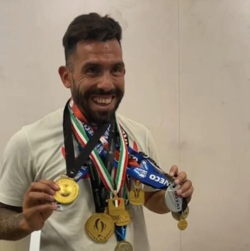 Carlos Tevez con todas las medallas que ganó en su carrera como futbolista. Carlos Bianchi, Alex Ferguson, Roberto Mancini, fueron algunos de los técnicos que marcaron su etapa como futbolista. 