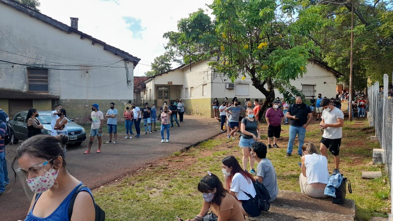 Más de dos horas de cola para hisoparse en la ciudad de Posadas.