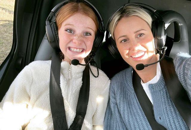 Pixie junto a su madre Roxy Jacenko.