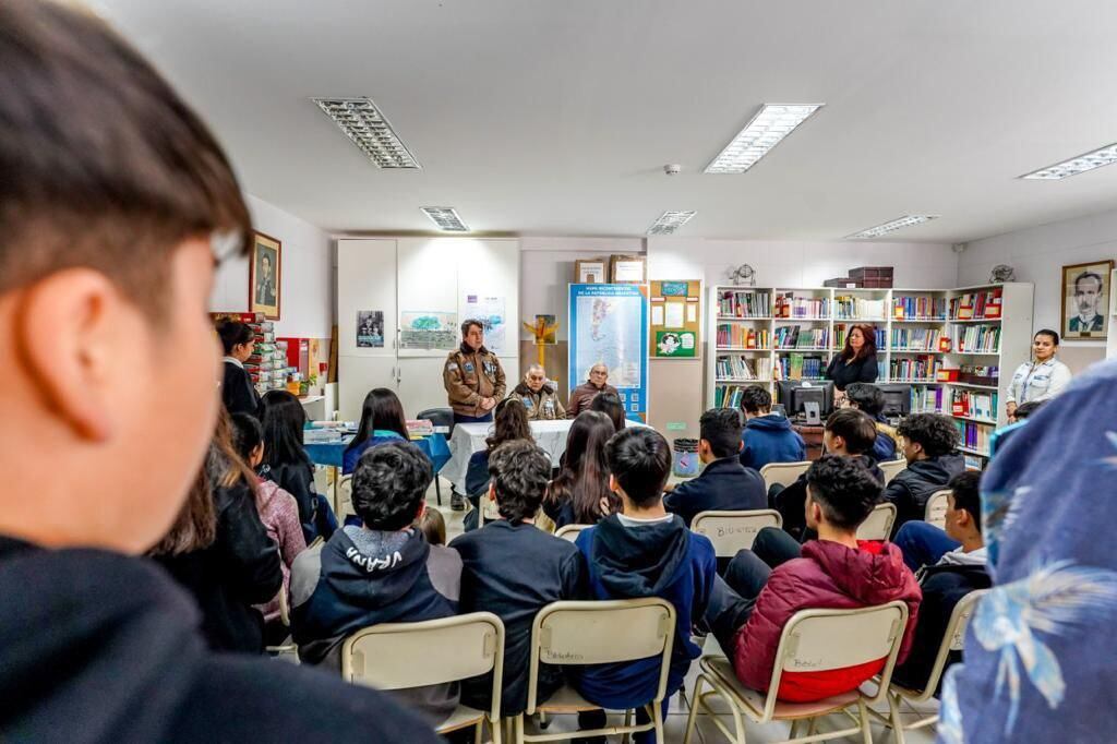 Daniel Arias contó que “a pedido de la profesora, Viviana Romero fuimos invitados junto al presidente del Centro de Excombatientes, Conrado Zamora y nuestro compañero, Martín Romero para narrar frente a los jóvenes estudiantes, algunas de nuestras historias durante el conflicto".