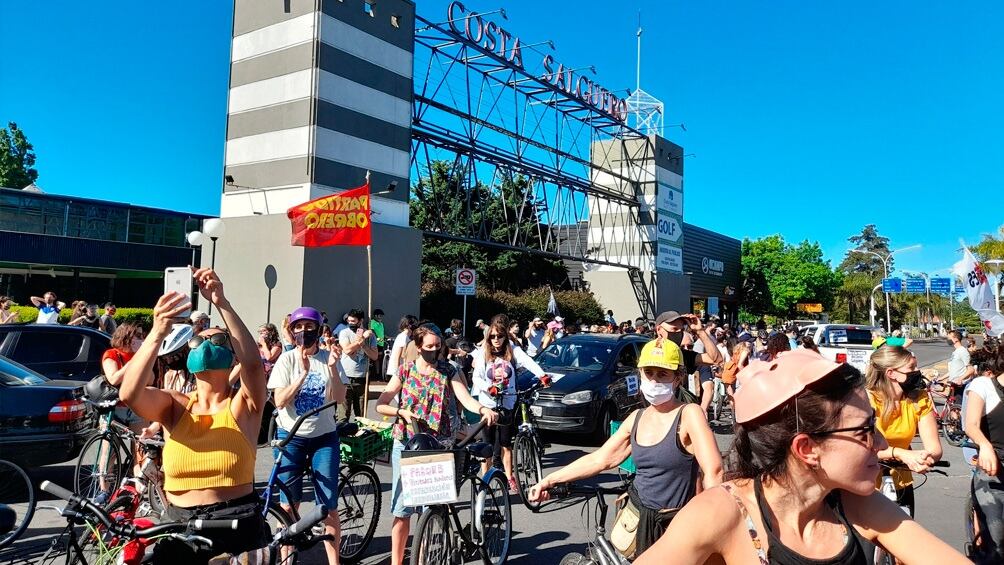 La protesta fue convocado bajo la consigna “la Costanera no se vende” y en “Defensa de Nuestro Río”.
