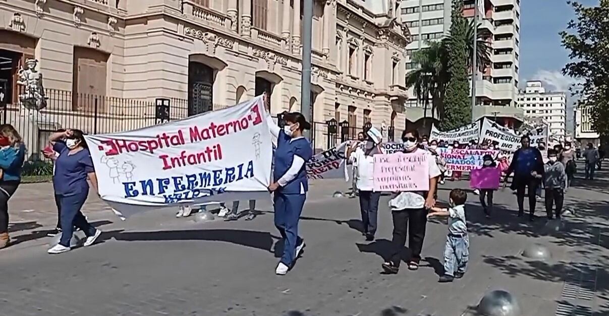 Afiliados a APUAP que prestan servicios en el hospital "Dr. Héctor Quintana" de esta capital, se sumaron a la marcha de este miércoles.