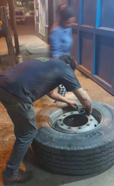 Gustavo, el gomero de Neuquén, trabajando para ayudar a los pasajeros del colectivo.