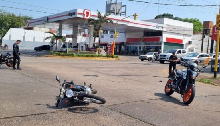 Accidente vial en Posadas. un auto atropelló a dos motociclistas y se dio a la fuga.